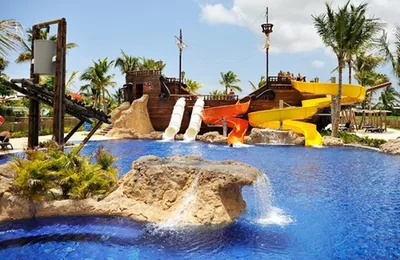 Piscina pirata, con galeón, toboganes y olas